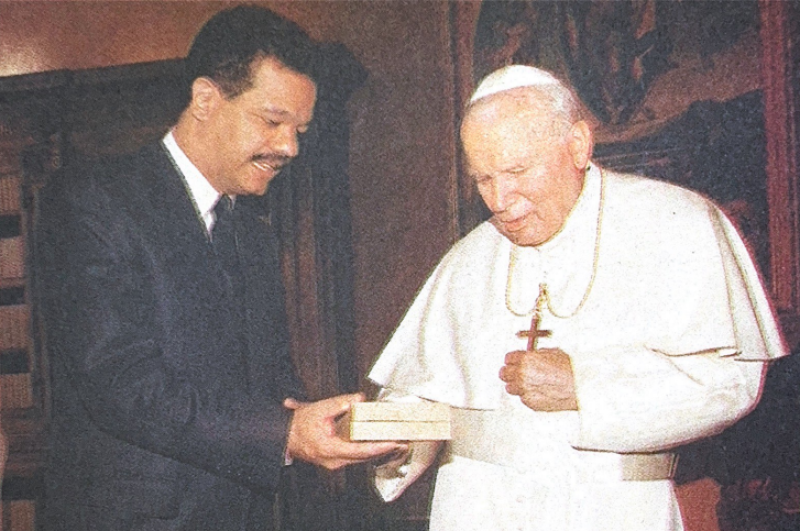 El expresidente Leonel Fernández le entrega un obsequio al papa Juan Pablo II, quien lo recibió.