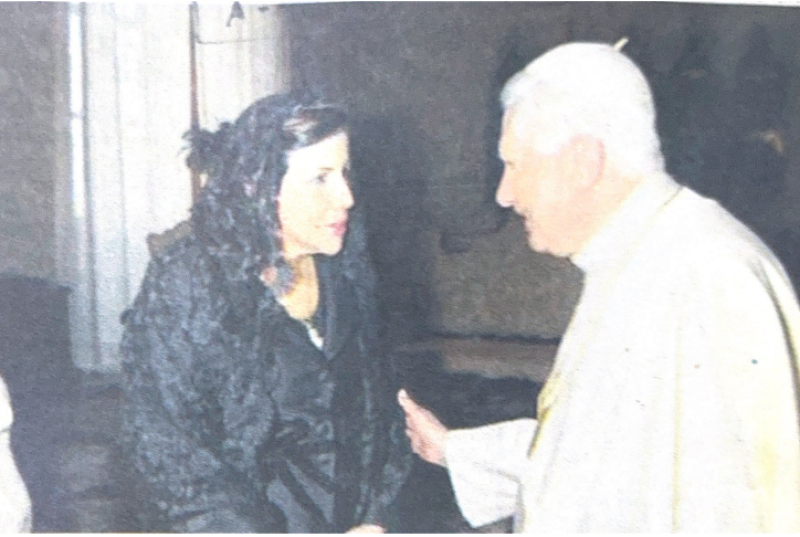 Fotografía muesta a el Papa Benedicto XVI que intercambia palabras con la primera dama dominicana, Margarita Cedeño, durante el encuentro en la Santa Sede.
