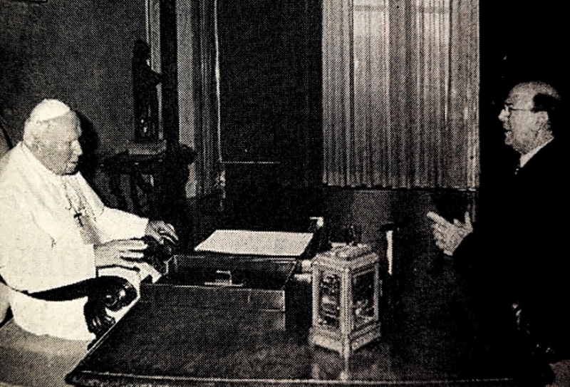 El expresidente Hipólito Mejía con el Papa Juan Pablo II.