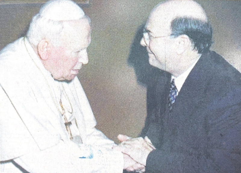 El expresidente Mejía es recibido por Juan Pablo II en su biblioteca del Vaticano y le bendijo al terminar una conversación de varios minutos, acompañado de su comitiva.