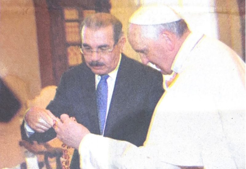 Danilo Medina entrega al Papa Francisco un presente que consistía en un rosario con piedras de ámbar.