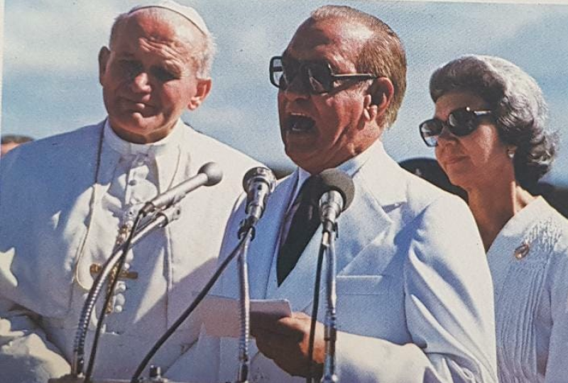 El expresidente Antonio Guzman y Papa Juan Pablo II en su primera visita al país.