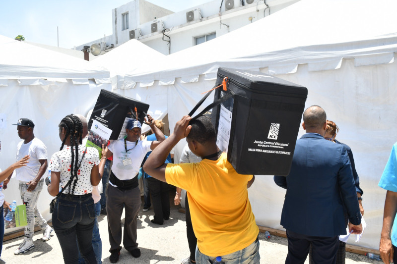 Equipo de la JCE carga los materiales electorales en Santo Domingo Este, cuando se procedía a la revisión de los votos nulos