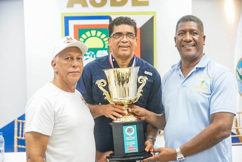 Dío Astacio, alcalde del ASDE, recibe la Copa BanReservas que obtuvo Loros Calientes de Luis Pimentel y Augusto Martínez, presidente y gerente general del equipo.