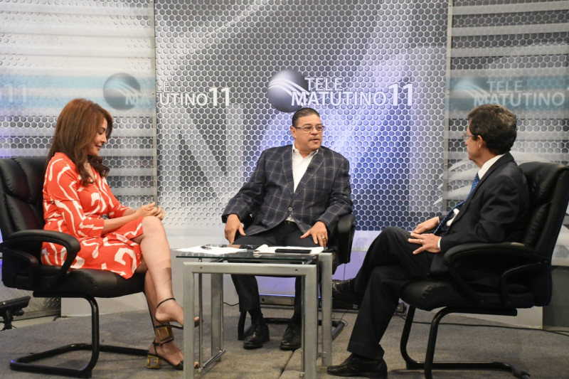 El ministro de Deportes y Recreación, Francisco Camacho, entrevistado por Ramón Núñez Ramírez y Jacqueline Morel en Telematutino 11.