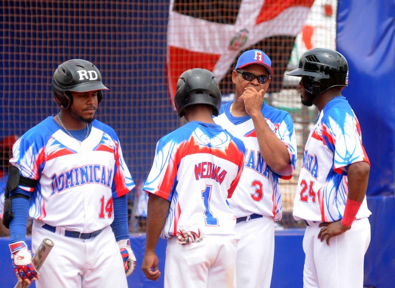 Integrantes de la selección dominicana masculina de softbol.