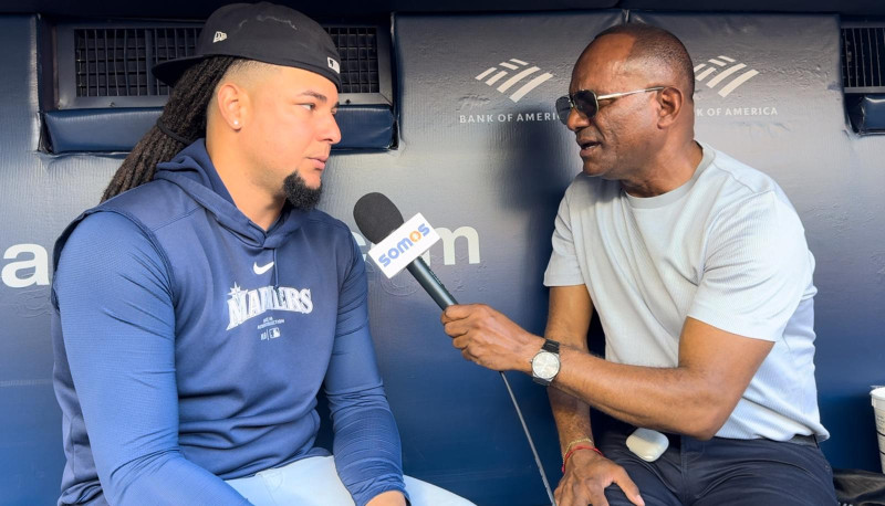 Luis Castillo siendo entrevistado por Daniel Reyes en el Yankee Stadium.