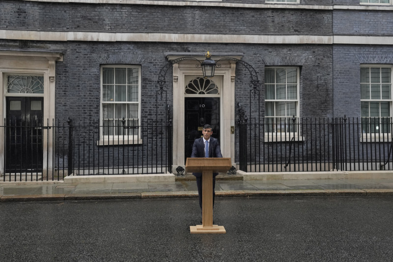 El primer ministro británico, Rishi Sunak, habla con los medios frente a sus oficinas en el número 10 de Downing Street, en Londres el miércoles 22 de mayo de 2024,