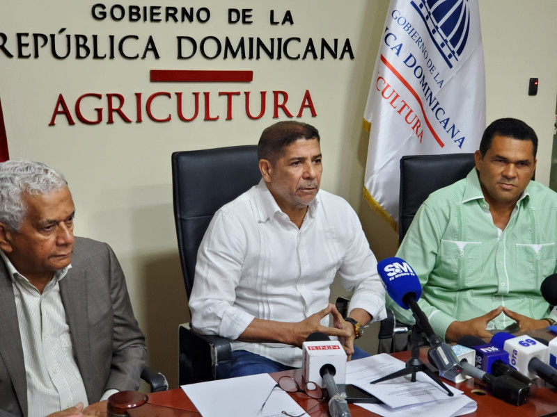 El ministro de Agricultura, Limber Cruz, durante una conferencia de prensa este jueves en su despecho.