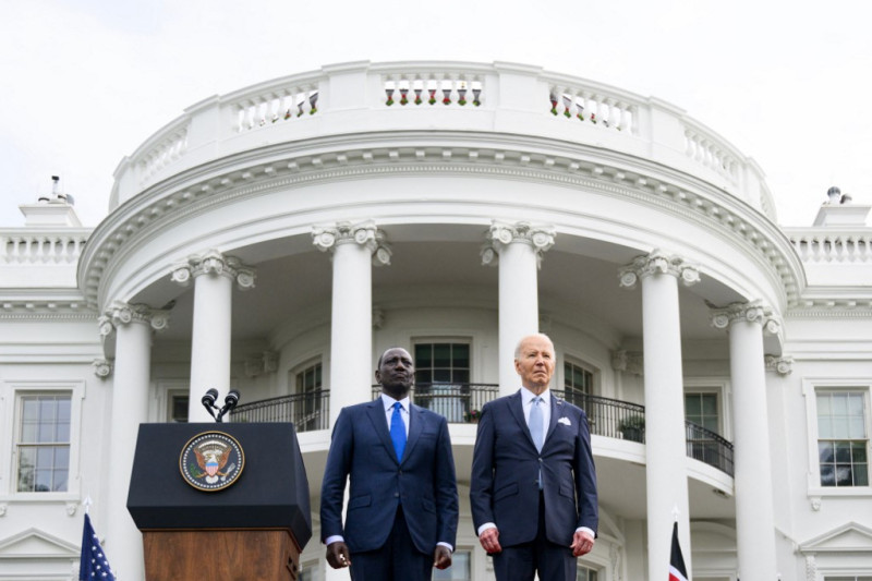 El Presidente estadounidense Joe Biden (R) y el Presidente de Kenia, William Ruto, se presentan mientras se tocan himnos nacionales durante una ceremonia oficial de llegada al Jardín Sur de la Casa Blanca en Washington, DC, el 23 de mayo de 2024.