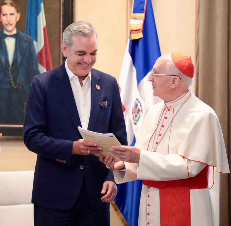 Presidente Abinader recibe visita del cardenal italiano Fernando Filoni