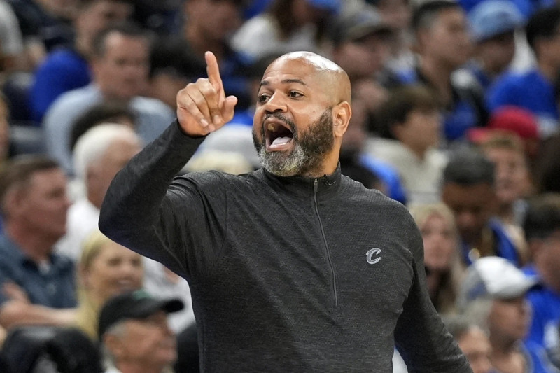 El entrenador en jefe de los Cleveland Cavaliers, JB Bickerstaff, le grita a su equipo durante la primera mitad del Juego 6 contra los Orlando Magic.