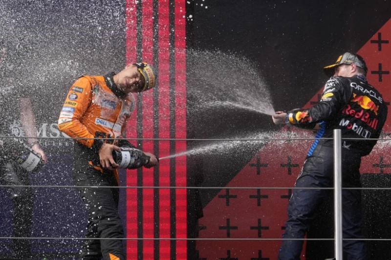 El piloto de McLaren Lando Norris, que fue segundo, celebra con el ganador Max Verstappen de Red Bull al final del Gran Premio de Italia el domingo 19 de mayo del 2024.