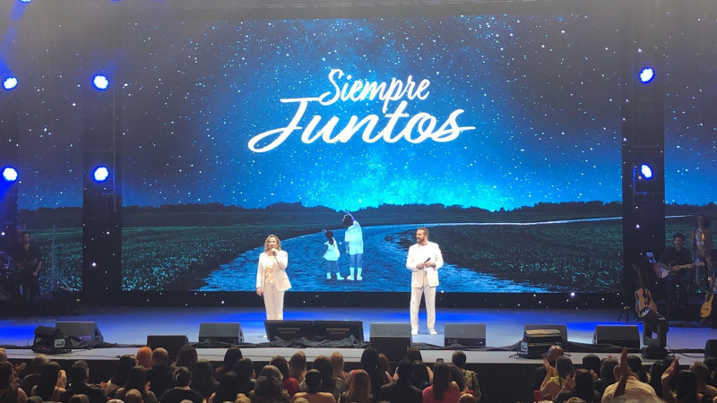 Lucía y Joaquín Galán, los hermanos integrantes del dúo Pimpinela, durante su concierto del miércoles en el Teatro Nacional de Santo Domingo.