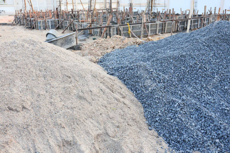 La arena y gravilla (o grava) son materiales fundamentales para la construcción de viviendas.
