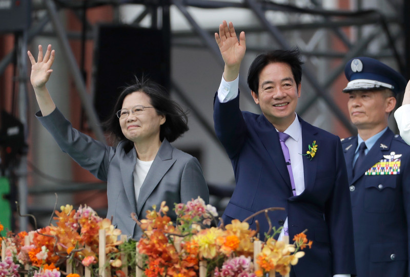 El nuevo presidente de Taiwán, Lai Ching-te, a la derecha, y la expresidenta Tsai Ing-wen saludan durante la ceremonia de investidura de Lai en Taipéi, Taiwán, el lunes 20 de mayo de 2024.
