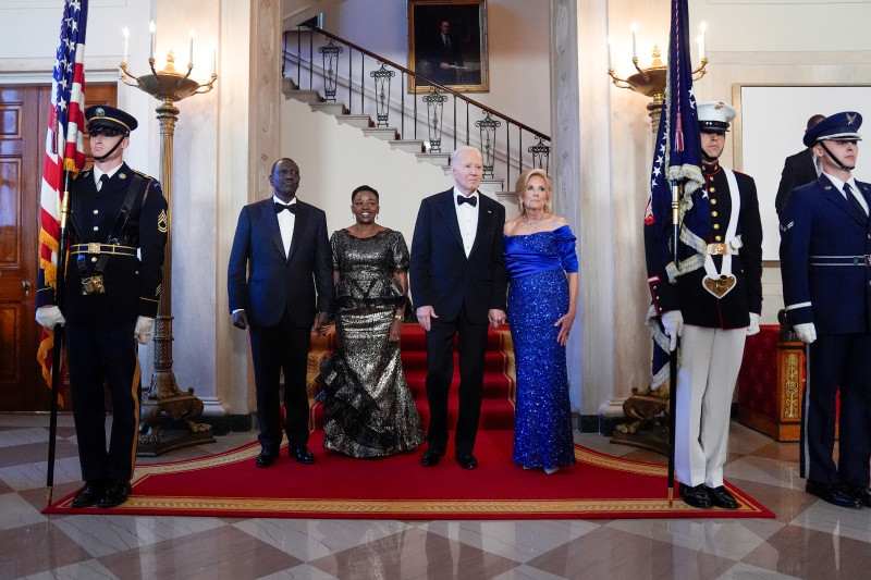 El presidente Joe Biden, la primera dama Jill Biden, el presidente de Kenia William Ruto y la primera dama Rachel Ruto posan para una foto en la Gran Escalera.
