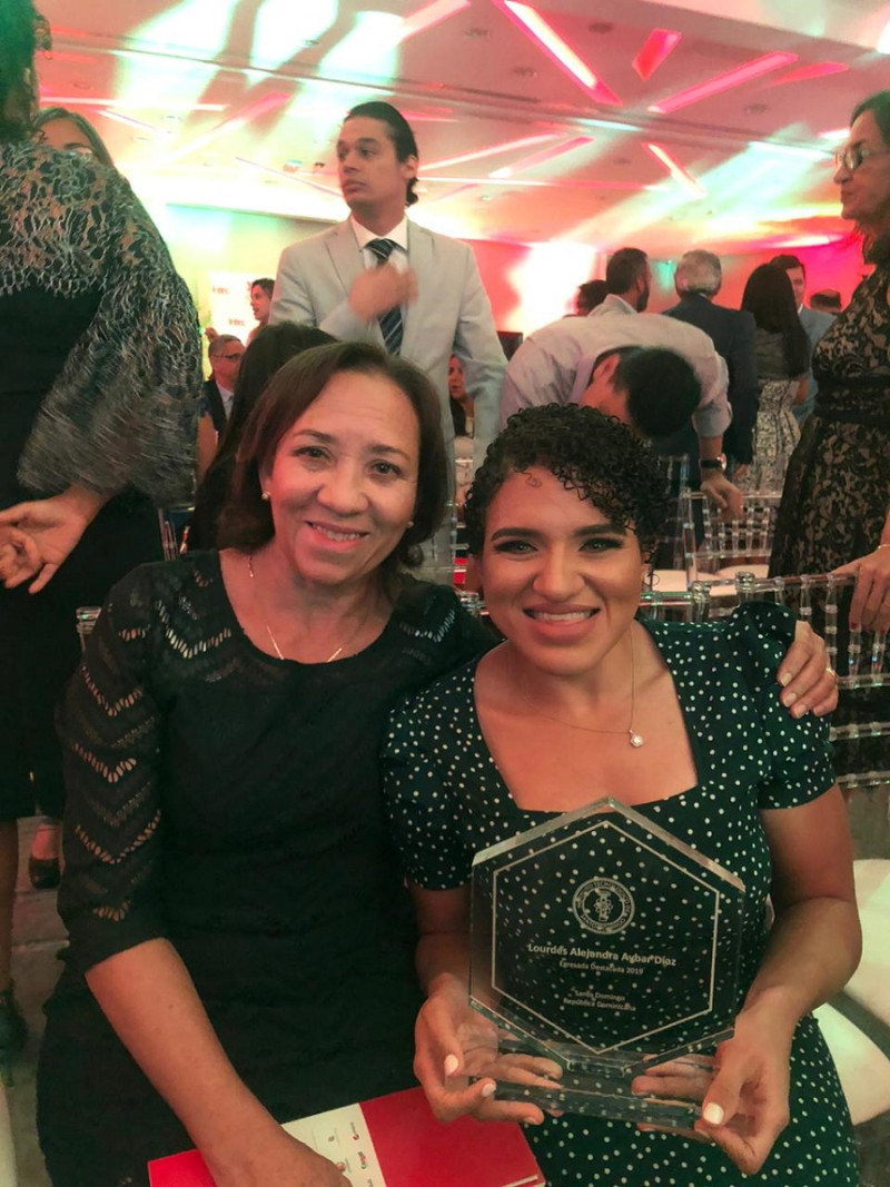 Alejandra Aybar junto a su madre.