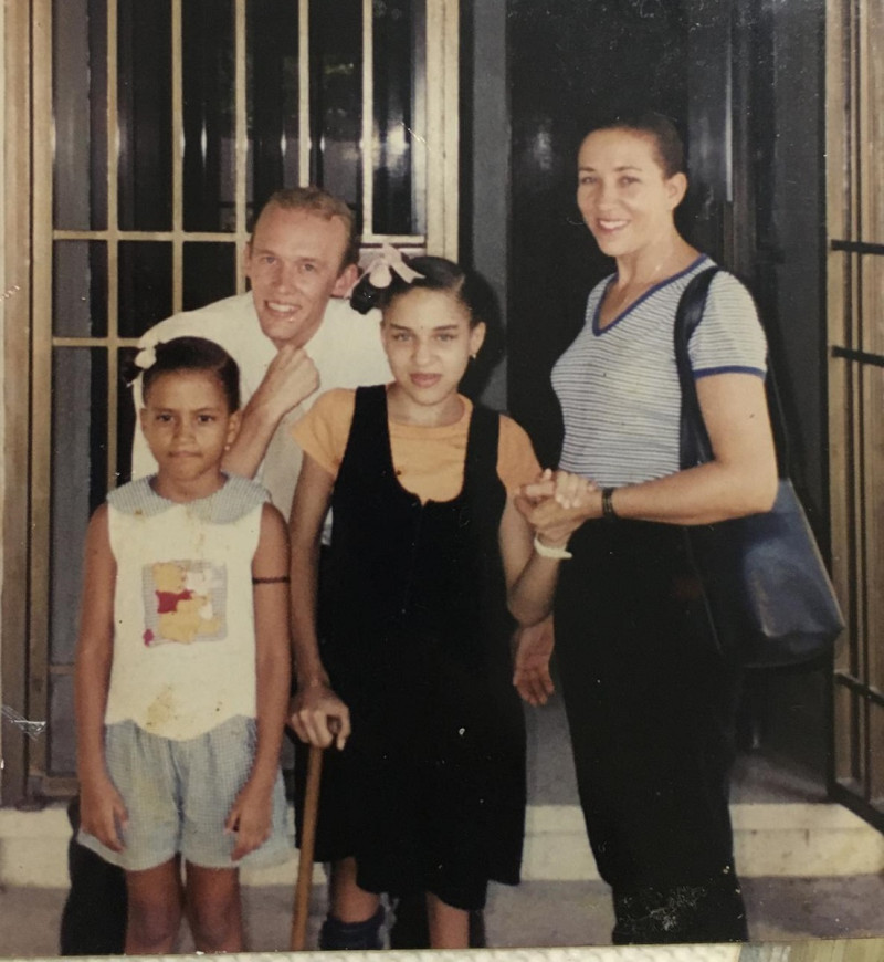 Alejandra junto a su familia