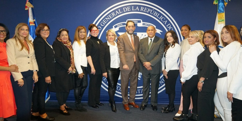 Representantes de APEBNI junto a Rafael Santos Badía, de Infotep, y el cónsul Eligio Jáquez.