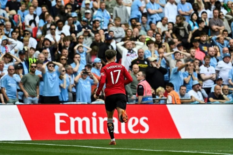 Alejandro Garnacho festeja su gol en la final de Copa de Inglaterra ganada con el Manchester United ante el Manchester City. En Londres.