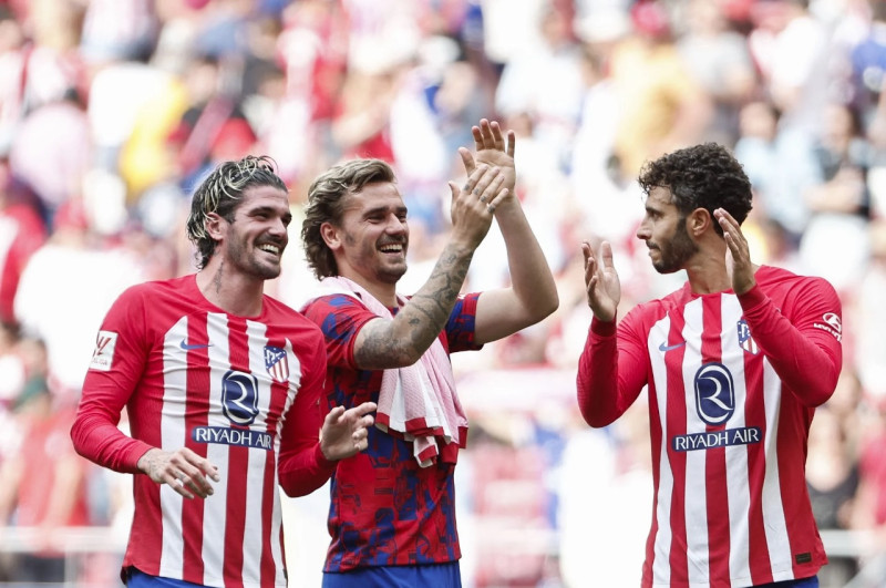 Jugadores del Atlético de Madrid celebran un gol en el partido contra Real Sociedad.