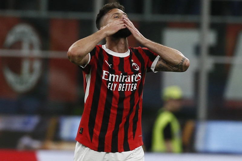 Olivier Giroud lanza besos a la afición de AC Milan tras anotar su último gol con el club.