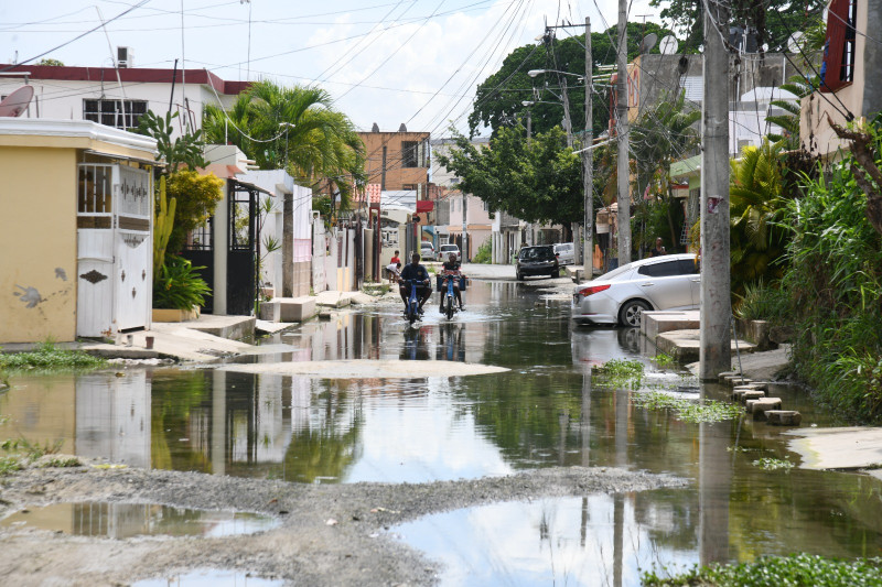 Calle 6 de Arroyo Bonito en Manoguayabo, Santo Domingo Oeste con desagües tapados