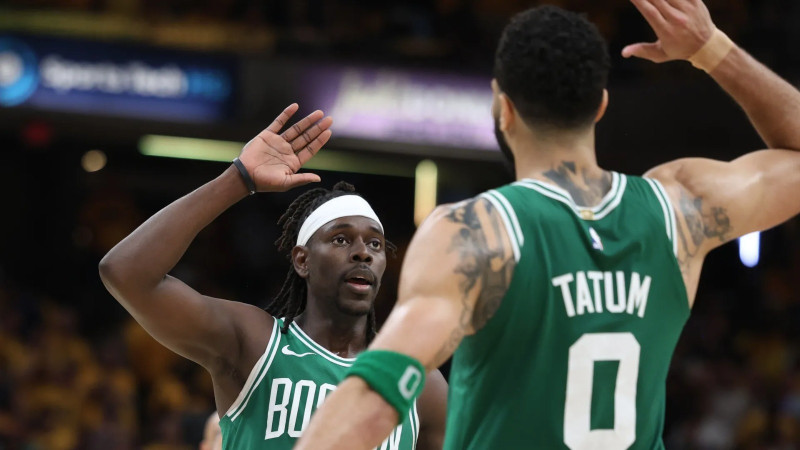 Jrue Holiday saluda a Jayson Tatum luego de anotar el tiro de la victoria para los Celtics.