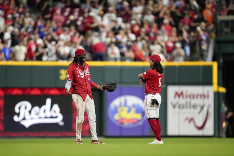 lly De La Cruz, de los Rojos de Cincinnati, a la izquierda, celebra con Jonathan India (6) después del partido de béisbol contra los Dodgers de Los Ángeles.