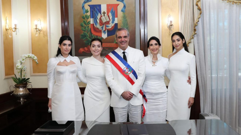 El presidente Luis Abinader, junto a la compañía de su esposa, la primera dama, Raquel Arbaje; y sus hijas Esther Patricia, Graciela Lucía y Adriana Margarita.