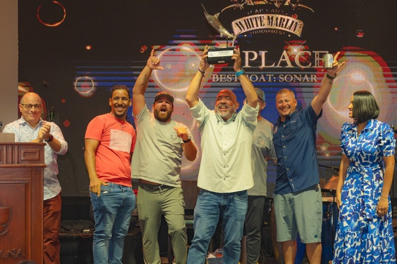 La embarcación Black Gold recibió trofeo del primer lugar en categoría Sonar. El director de laa Marina Cap Cana, Silvano Suazo y la gerente Luisa Jiménez hicieron la entrega.