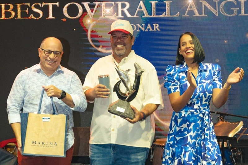 Juan Carlos Puig recibe de Silvano Suazo y Luisa Jiménez trofeo como mejor pescador overall en la categoria Sonar.