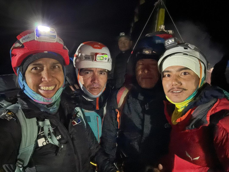 Thais Herrera junto a su equipo en el Monte Everest