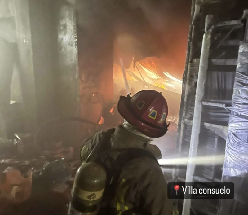 Los bomberos tratan de controlar el fuego en Villa Consuelo