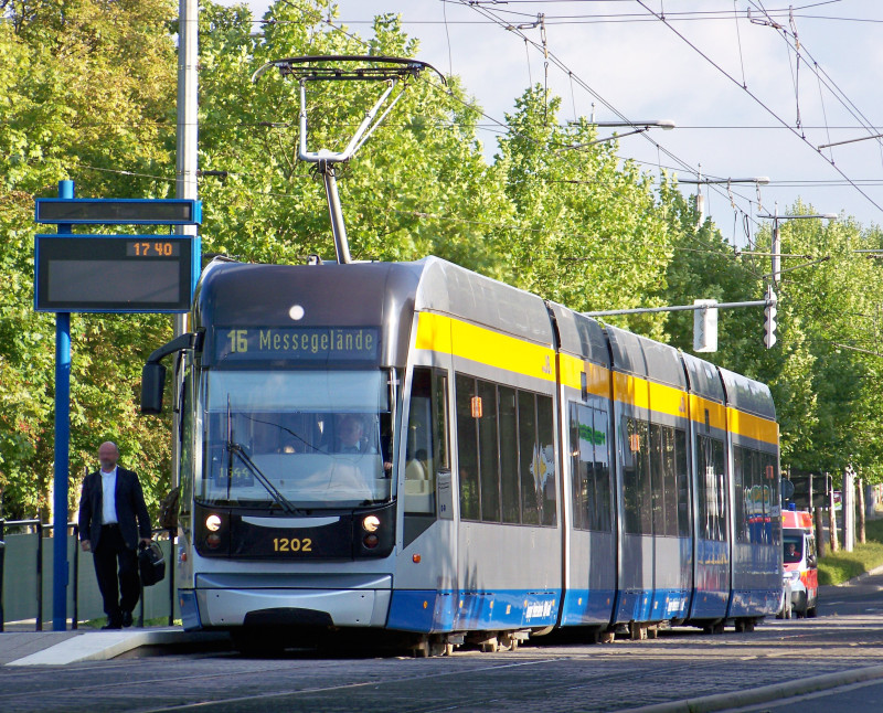 Las líneas de tranvía del 1 al 16, que circulan en intervalos de 10 minutos en cada estación,  llegan desde todas partes de la ciudad hasta el centro y viceversa.