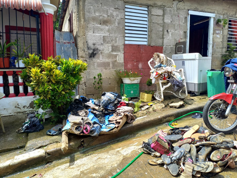 Las cañadas crecidas por las lluvias afectaron a residentes en Hoya del Caimito, La Otra Banda, Santiago.