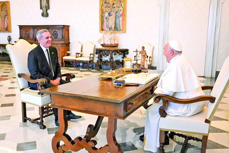 El Papa Francisco y el presidente Luis Abinader conversan en reunión privada.