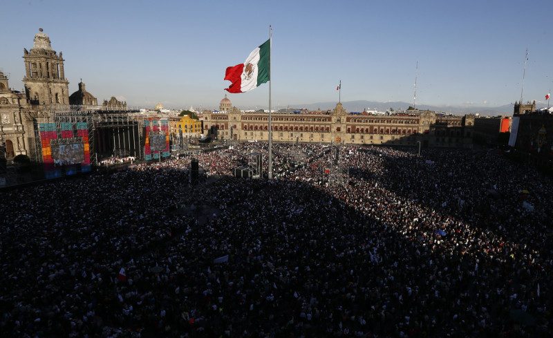 La gente se reúne en el Zócalo