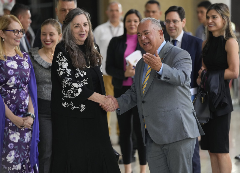 El presidente del Consejo Nacional Electoral, Elvis Hidrobo Amoroso, a la derecha, saluda a Jennie K. Lincoln, principal consejera del Centro Carter para Latinoamérica y el Caribe.