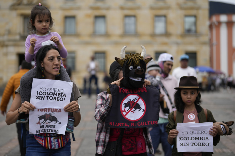 Manifestantes protestan contra las corridas de toro