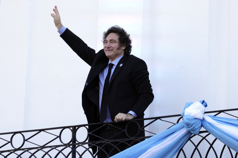 El presidente argentino Javier Milei saluda durante una ceremonia