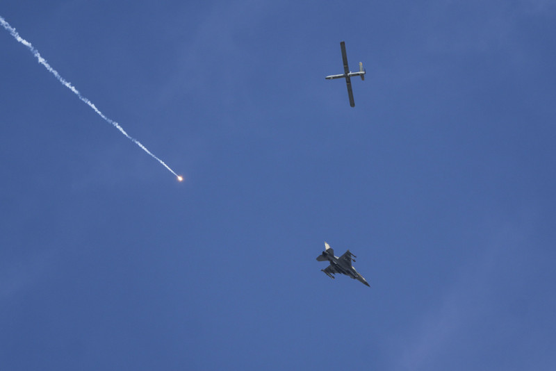 Un dron israelí lanza bengalas en Rafah, Franja de Gaza, el martes 28 de mayo de 2024