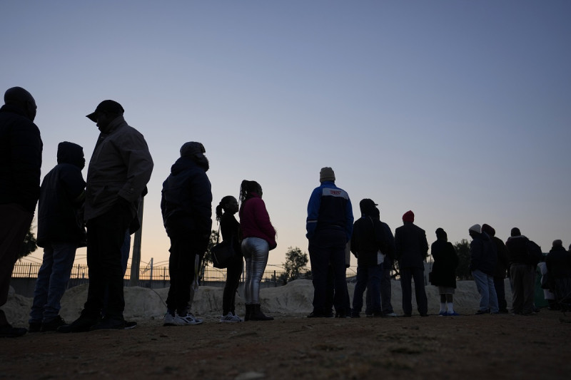 Electores hacen fila para sufragar en las elecciones generales el miércoles 29 de mayo de 2024, en Alexandra, cerca de Johannesburgo, Sudáfrica.