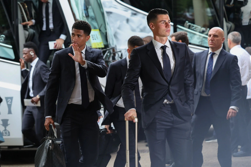 Momento en el que jugadores y técnicos del Real Madrid se desmontan del avión.