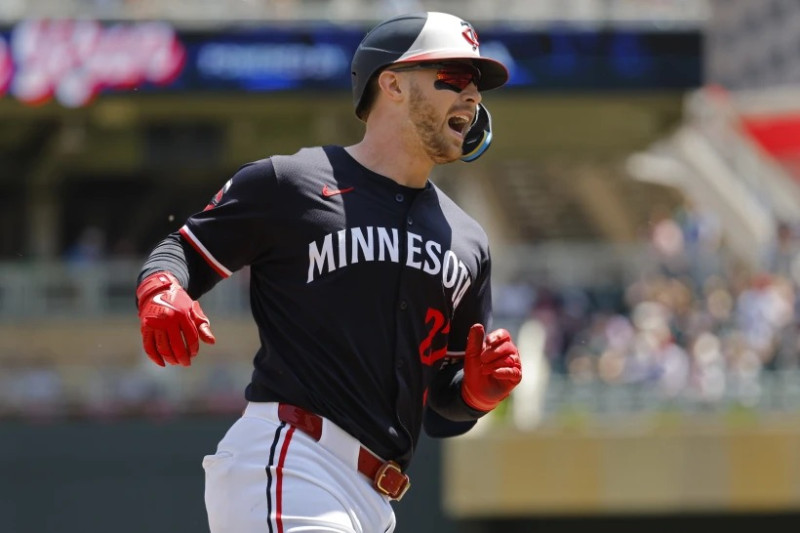 Ryan Jeffers, de los Mellizos de Minnesota, corre las bases con su jonrón solitario en contra de los Reales de Kansas City en la quinta entrada del juego de béisbol del jueves 30 de mayo de 2024, en Minneapolis.