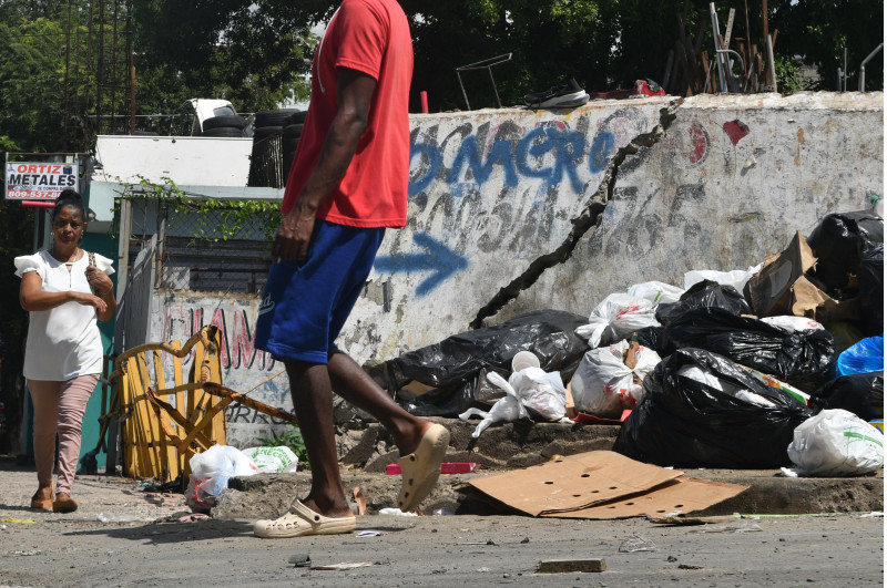 Las autoridades, según manifiestan vecinos en los municipios, realizan operativos para retirar basura de las calles, pero algunos ciudadanos no colaboran con estas acciones.