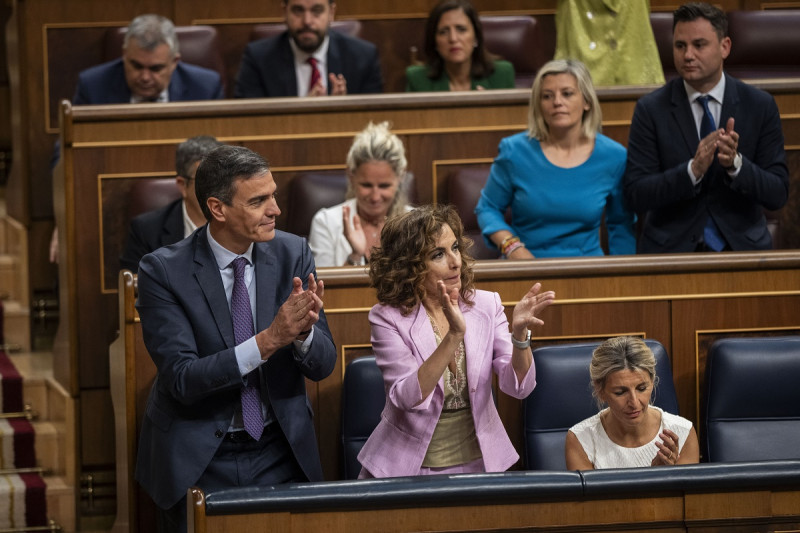 El presidente del gobierno español, Pedro Sánchez, junto a otros funcionarios, aplauden luego de la aprobación de la ley en el Congreso de los Diputados.