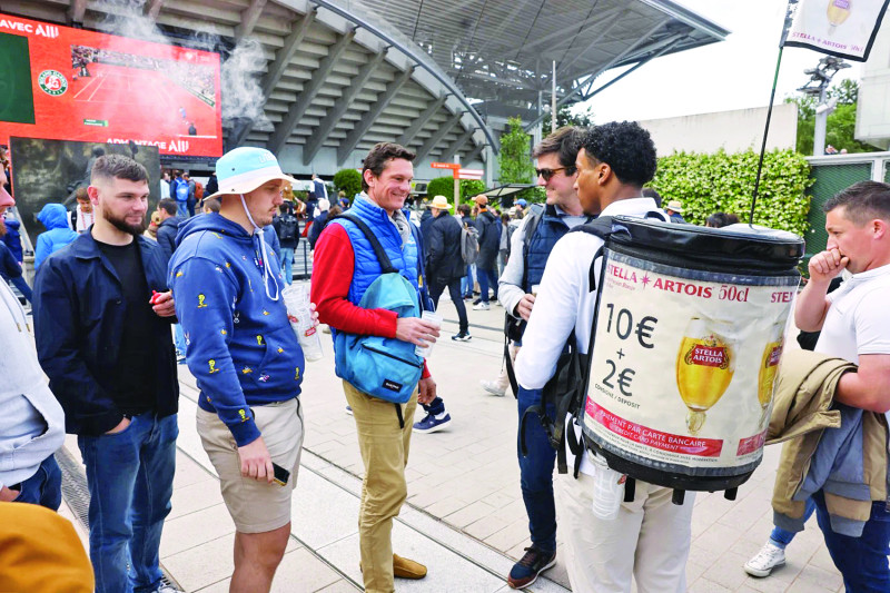 Los aficionados del tenis hacen filas para comprar cerveza en el Roland Garros.