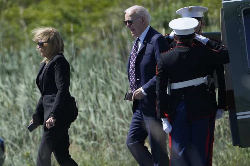 El presidente Joe Biden y la primera dama Jill Biden descienden ayer del helicóptero presidencial en el Parque Estatal Gordons Pond.cerca de Rehoboth Beach, Delaware.